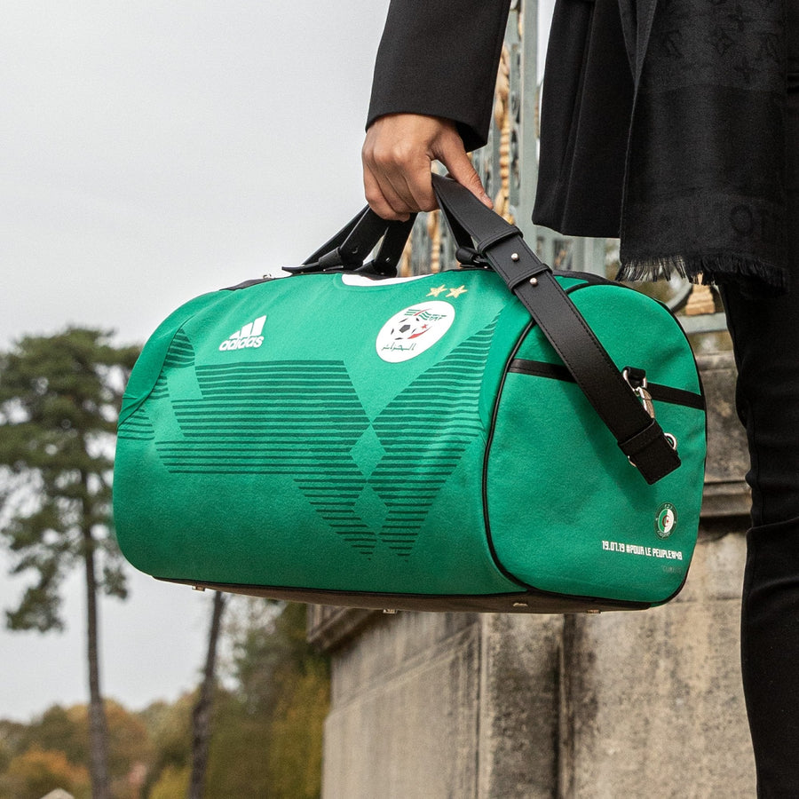 Le sac JOUBERT fait à partir du maillot vert de l'Algérie, au château de Sceaux