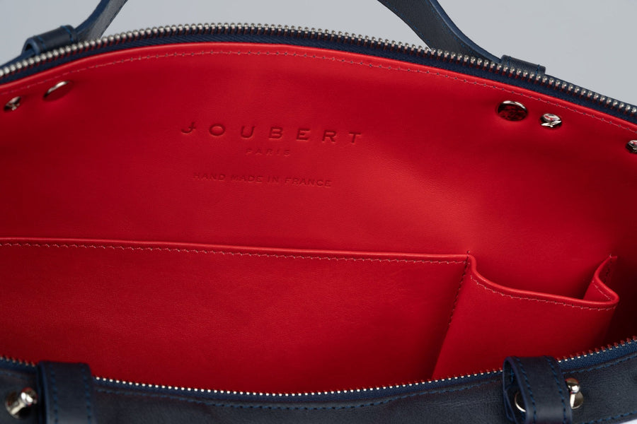 L'intérieur en cuir rouge d'un des premiers sacs JOUBERT, marqué JOUBERT