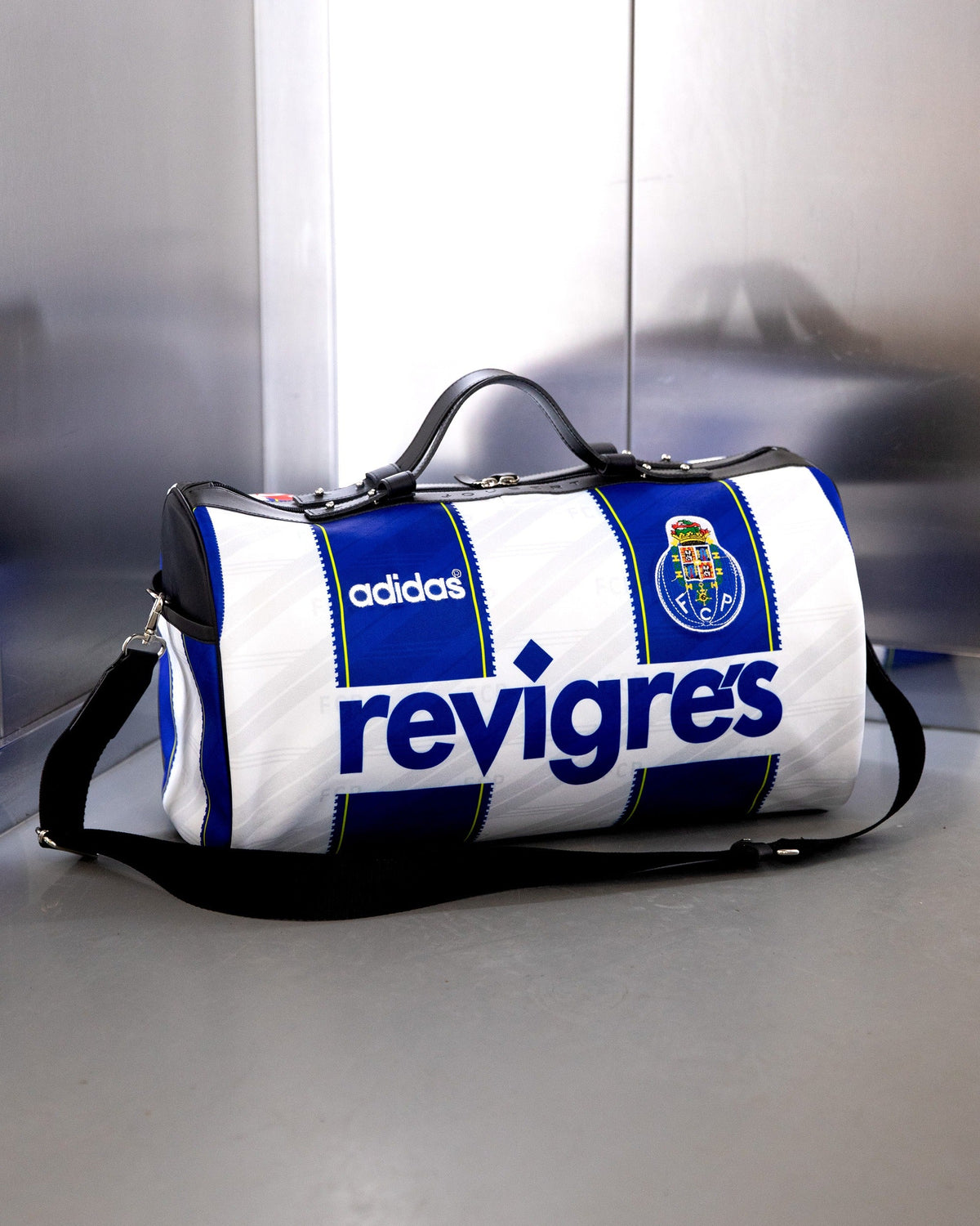 Le sac FC Porto posé au sol, sponsor Revigrés