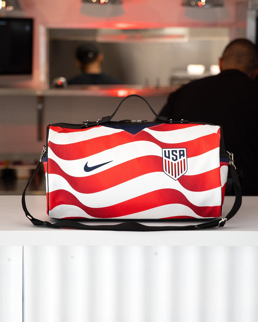 Le sac JOUBERT fait du maillot des États-Unis, posé sur un comptoir