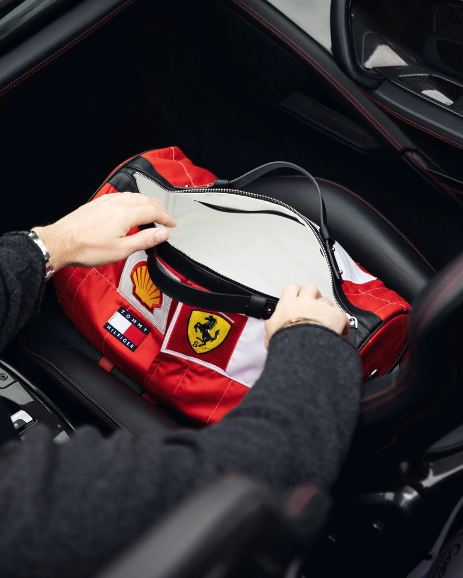 Détail du sac Ferrari : cheval cabré, coquille Shell et drapeau Tommy Hilfiger