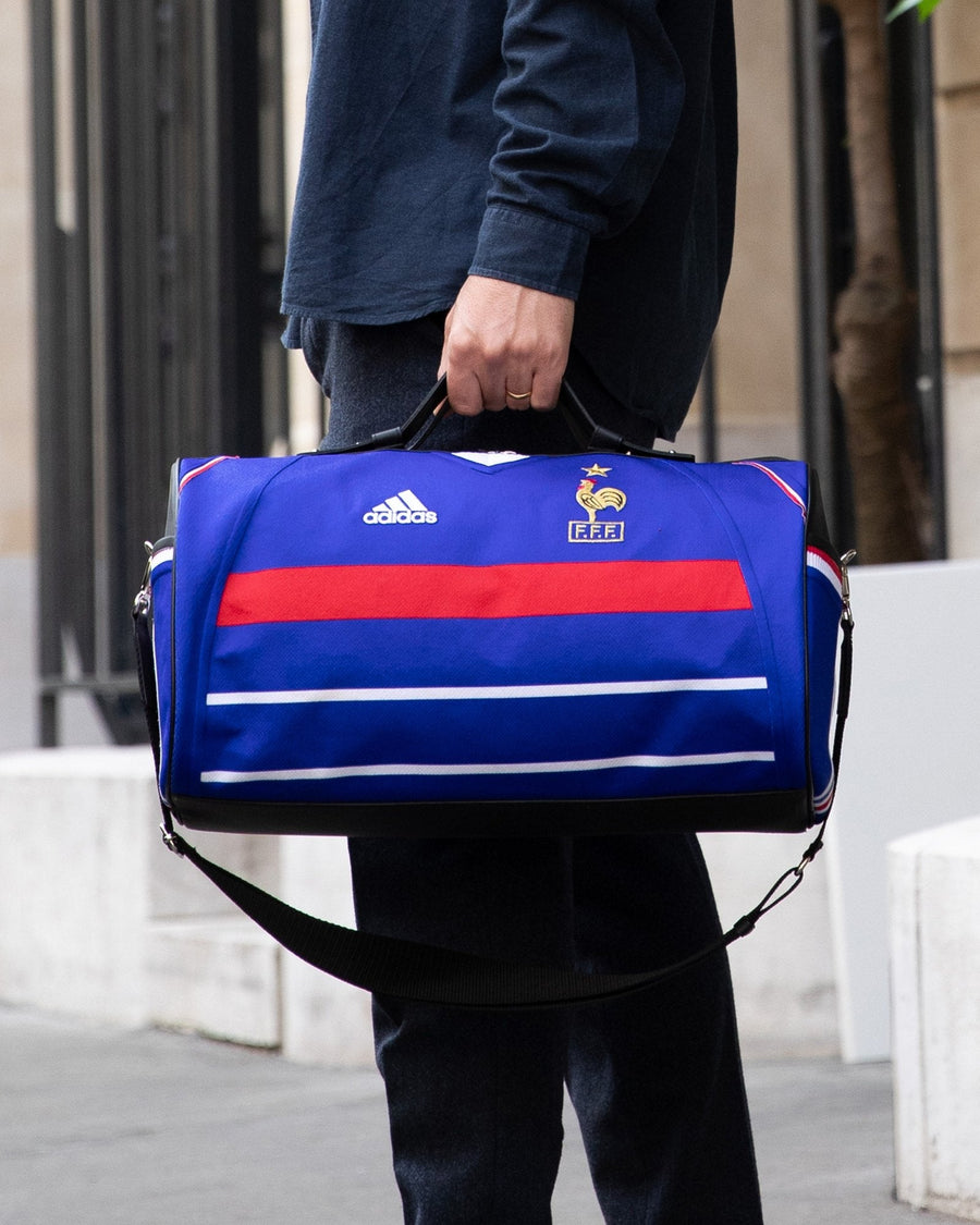 Le sac JOUBERT fait du maillot de l'équipe de France 1998, porté à la main