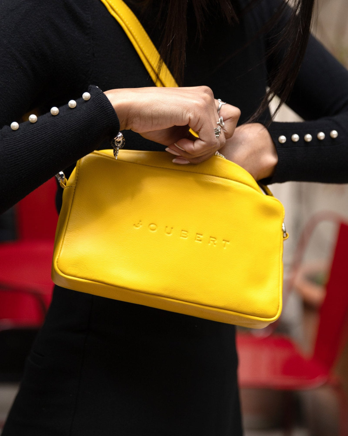 Joujou jaune porté à l'épaule, de près