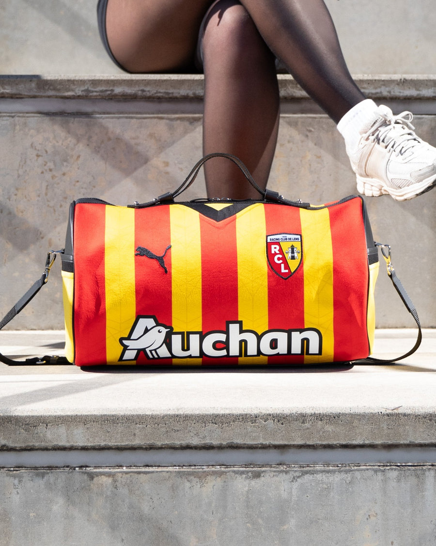 Sac 45 taillé dans le maillot sang et or du RC Lens, posé sur des marches