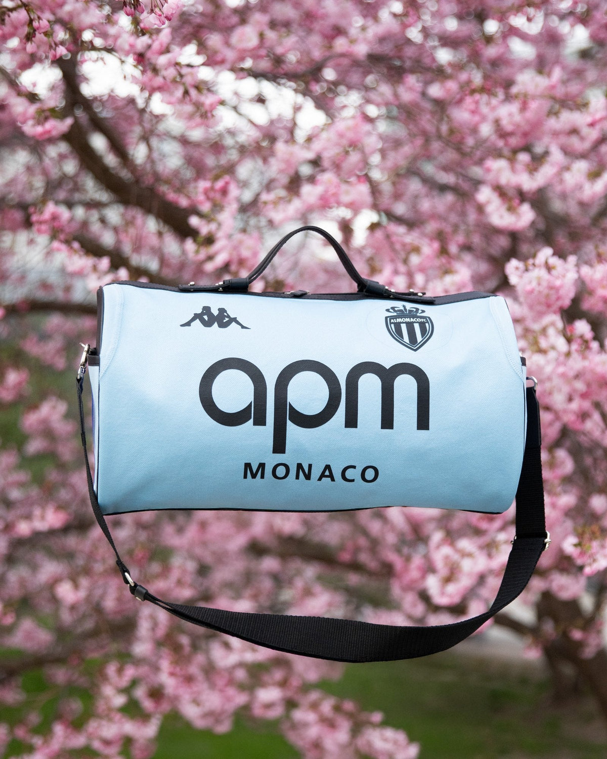 Sac 45 Métamorphose taillé dans le maillot bleu ciel de l'AS Monaco, sous les cerisiers en fleurs