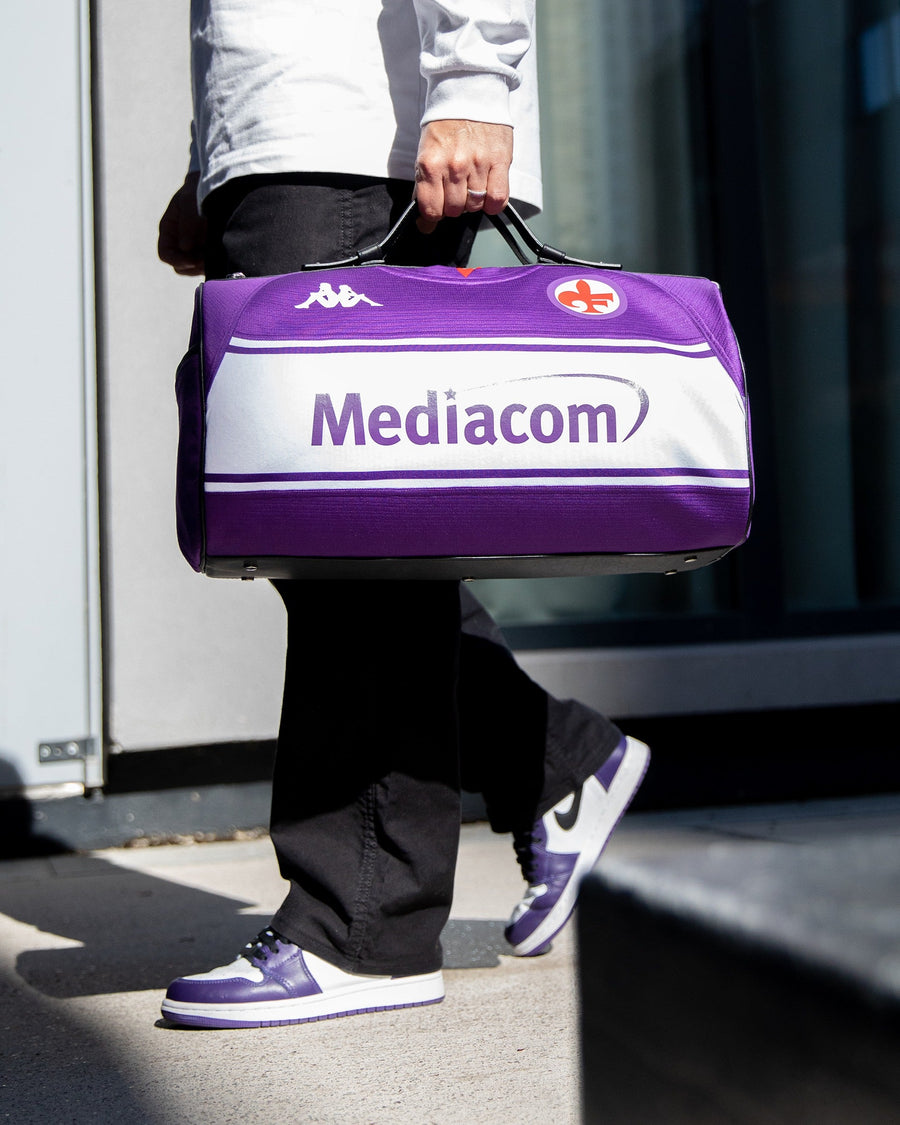 Sac JOUBERT en maillot violet de la Fiorentina, Kappa et Mediacom, porté à la main