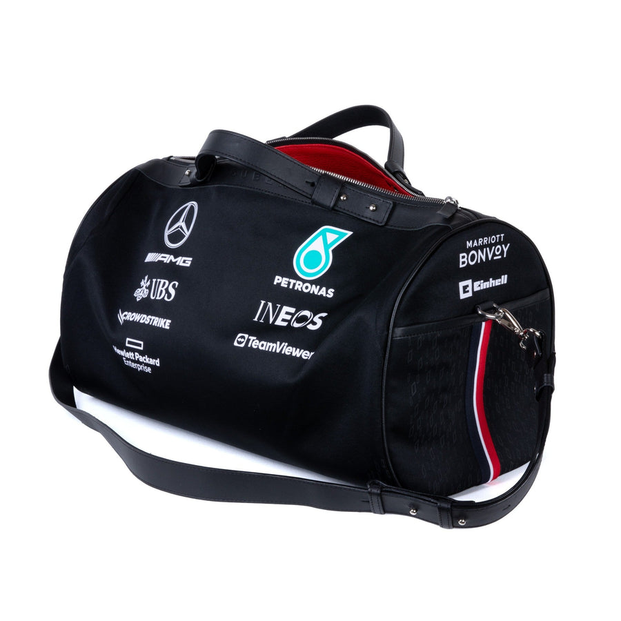Sac Mercedes F1 ouvert sur son intérieur en cuir rouge