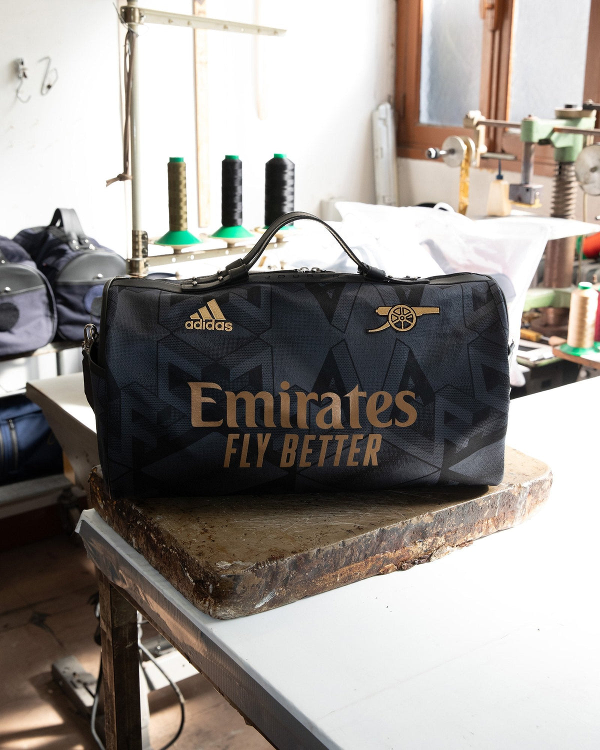 Le sac JOUBERT fait du maillot d'Arsenal, posé dans un atelier de couture