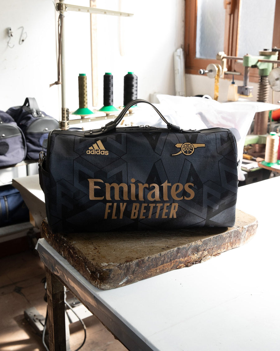 Le sac JOUBERT fait du maillot d'Arsenal, posé dans un atelier de couture