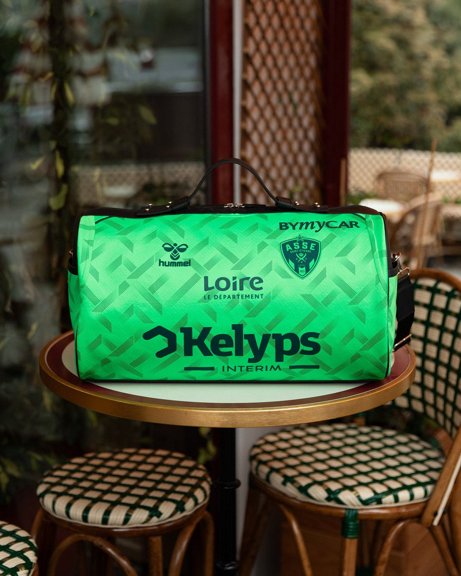 Le sac JOUBERT fait du maillot vert de l'AS Saint-Étienne, posé sur un guéridon de café