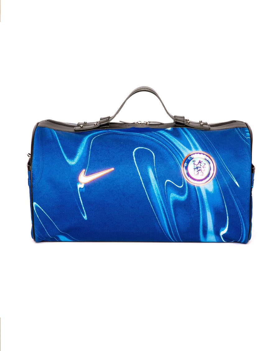 Sac 45 Métamorphose taillé dans le maillot bleu de Chelsea, logo Nike et écusson au lion