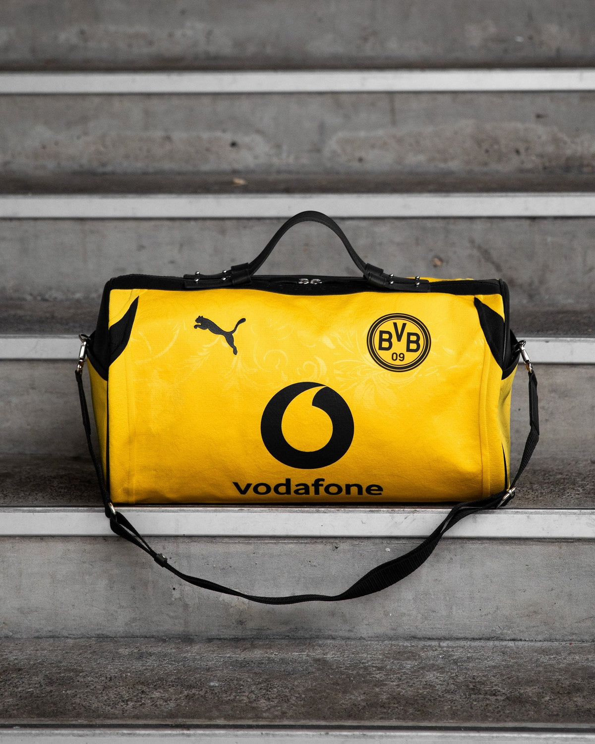 Le sac JOUBERT fait du maillot jaune du Borussia Dortmund, posé sur des marches