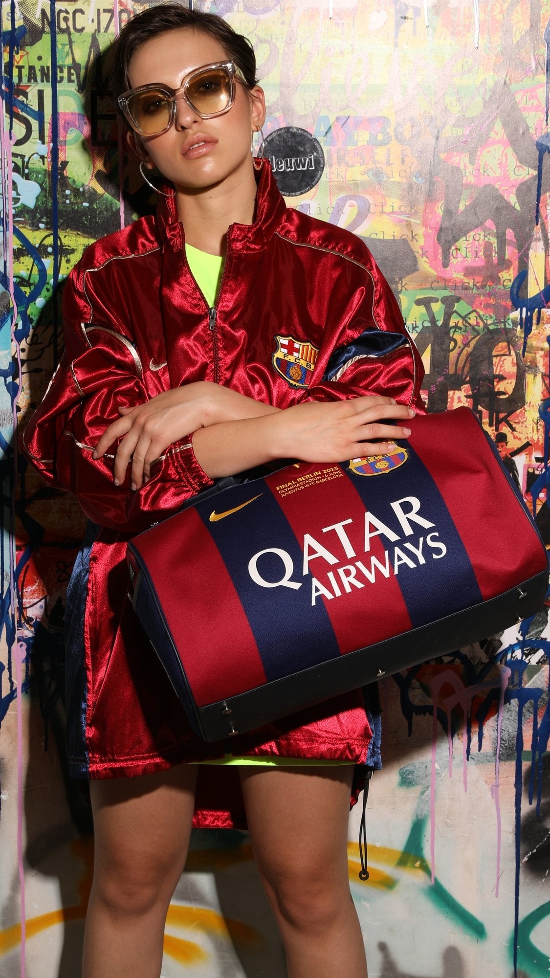 Un sac JOUBERT porté devant les graffitis des Frigos