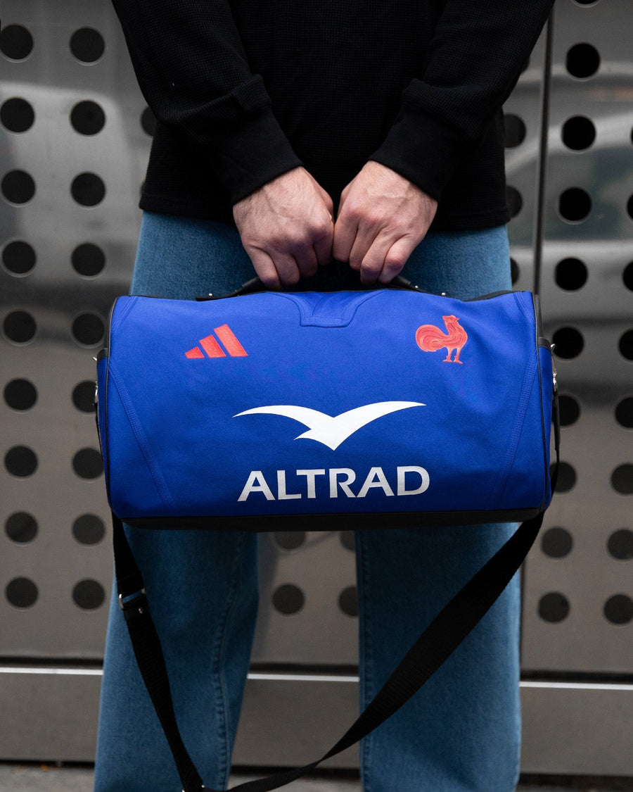Le sac d'Oscar Jegou, maillot du XV de France, tenu à deux mains