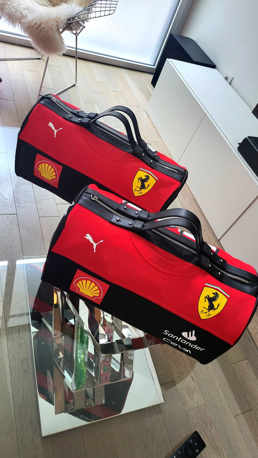 Deux sacs faits de maillots Ferrari rouges, Puma, Shell et Santander
