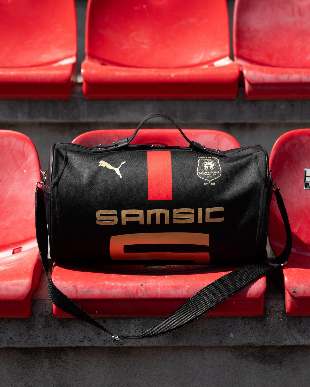 Le sac de Valentin Rongier, maillot des 120 ans du Stade Rennais, posé sur les sièges du Roazhon Park