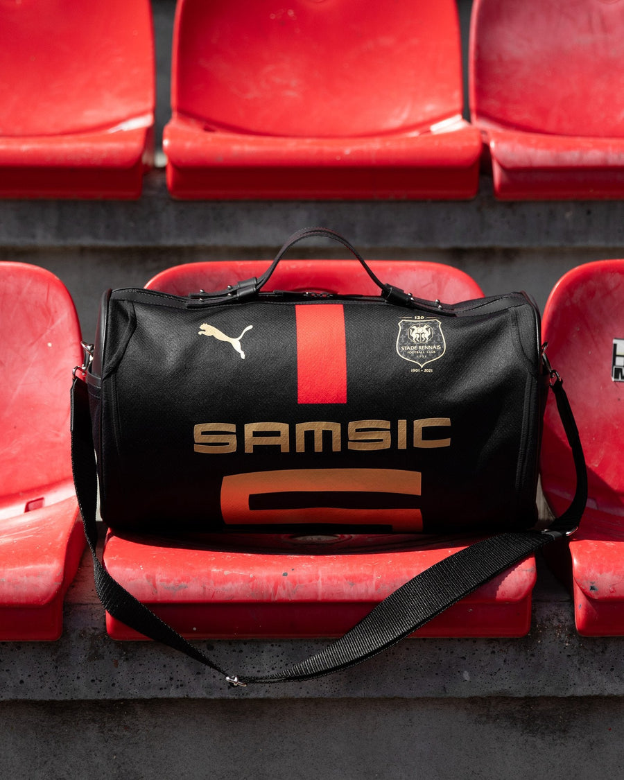 Le sac de Valentin Rongier, maillot des 120 ans du Stade Rennais, posé sur les sièges du Roazhon Park