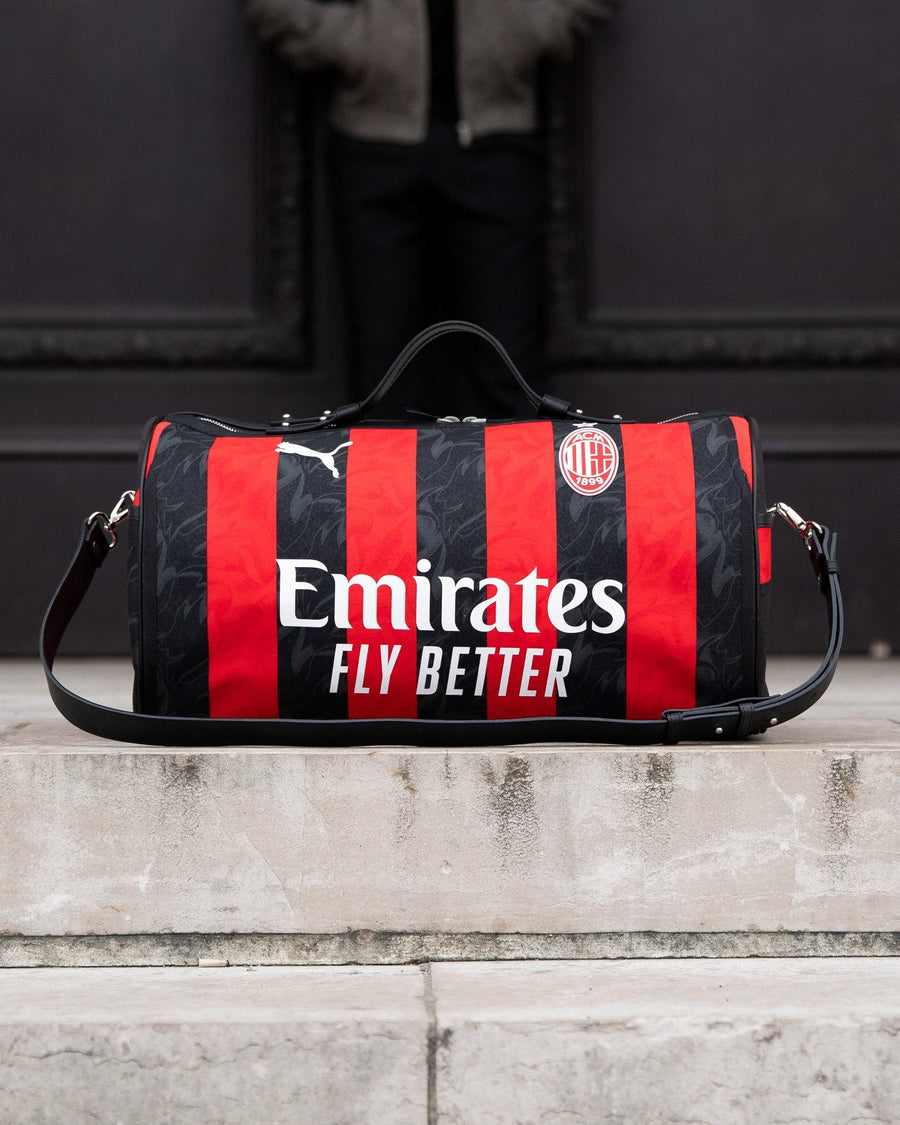 Sac JOUBERT fait d'un maillot de l'AC Milan, posé sur des marches de pierre