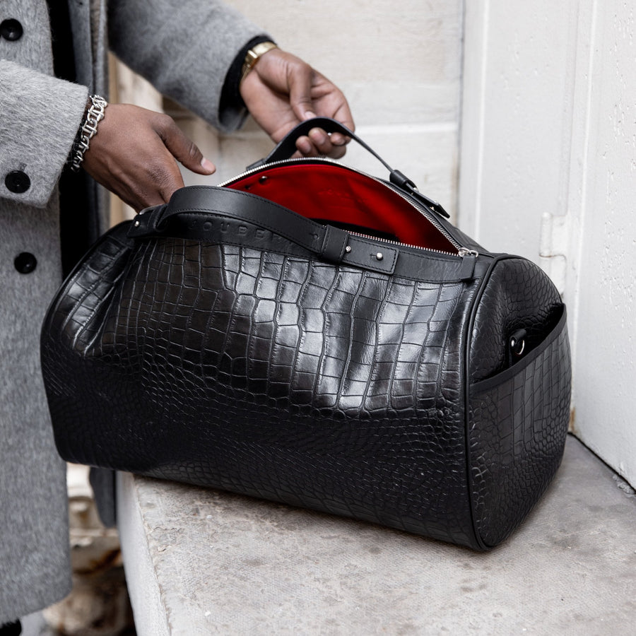 Sac 45 en vachette noire embossée façon croco, ouvert sur un intérieur rouge