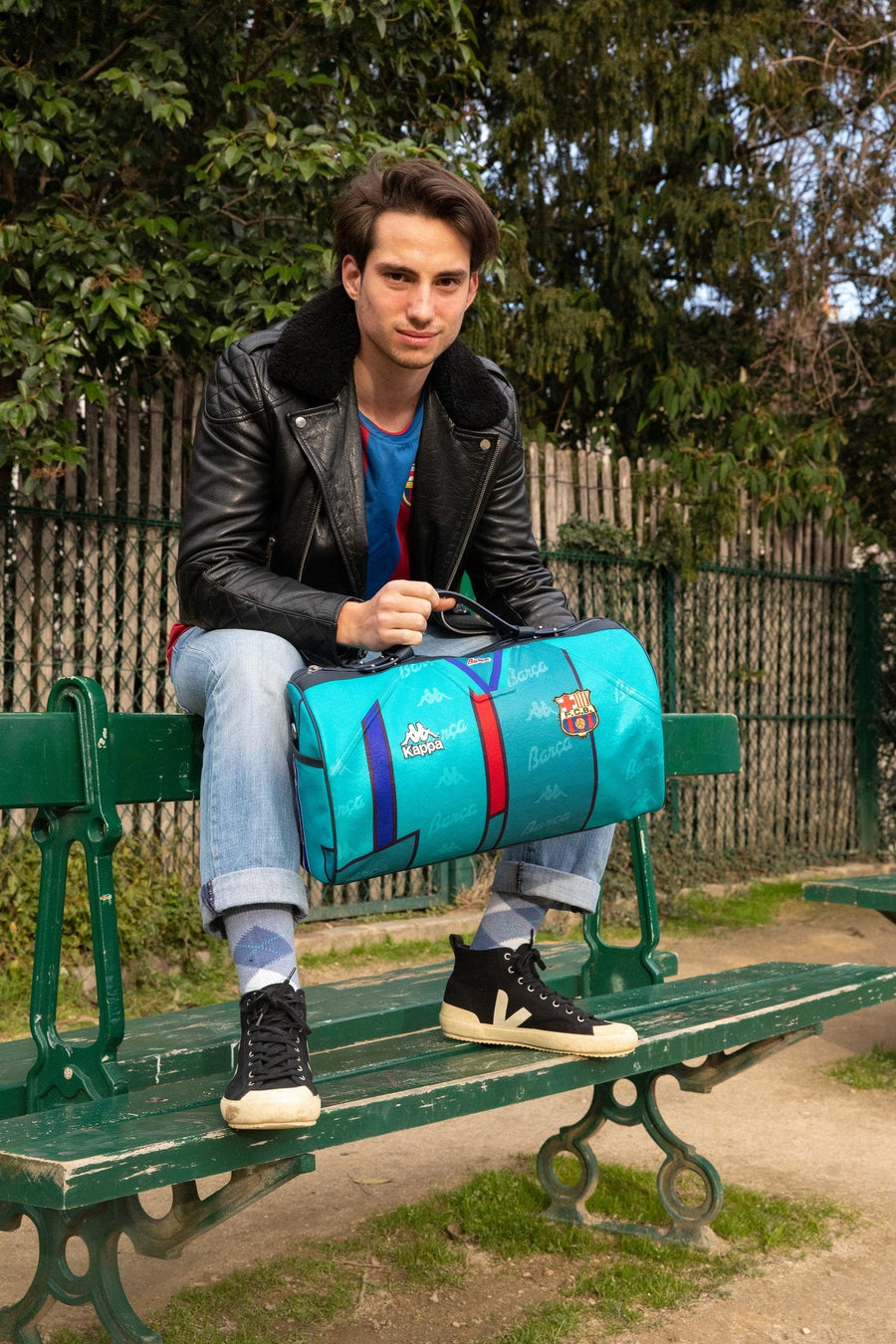 Sac Barça bleu ciel posé sur un banc, dans un parc