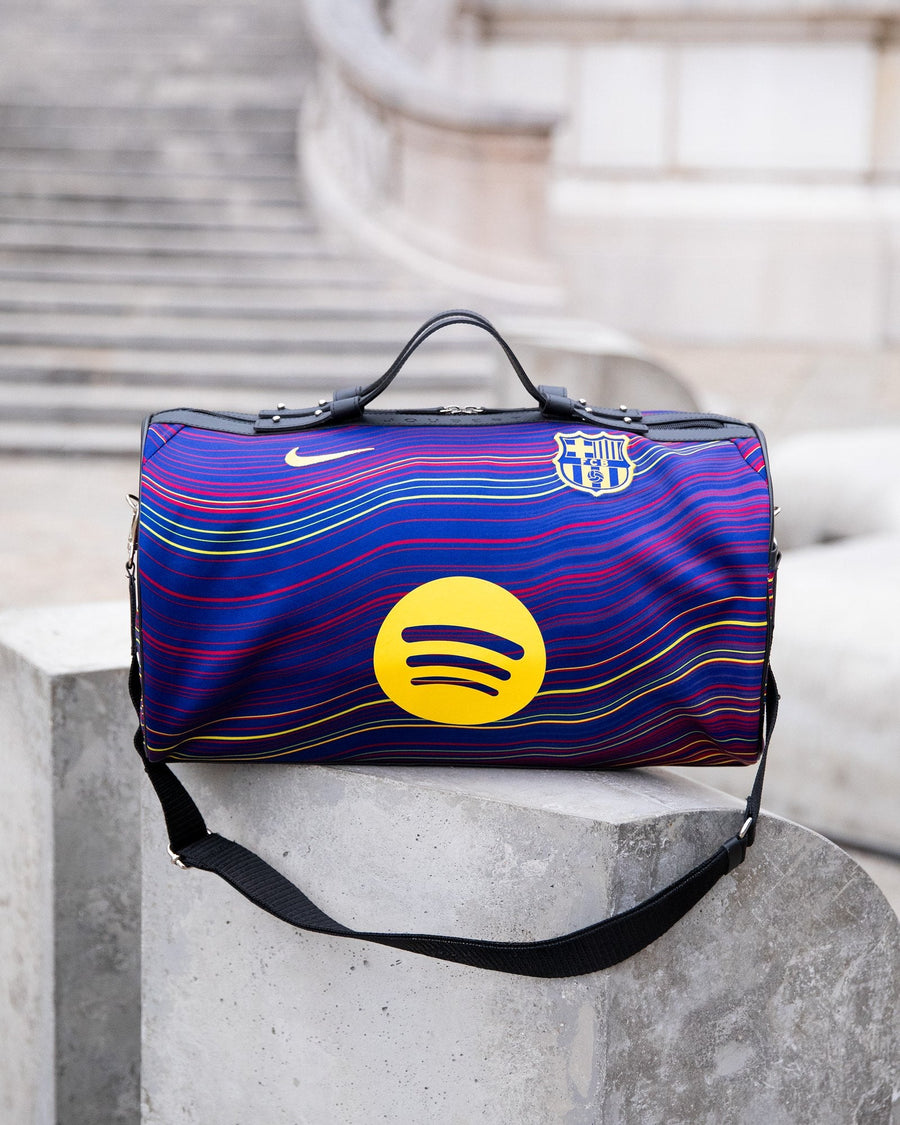 Sac JOUBERT fait d'un maillot violet du FC Barcelone à motif de vagues, logo Spotify, posé sur la pierre