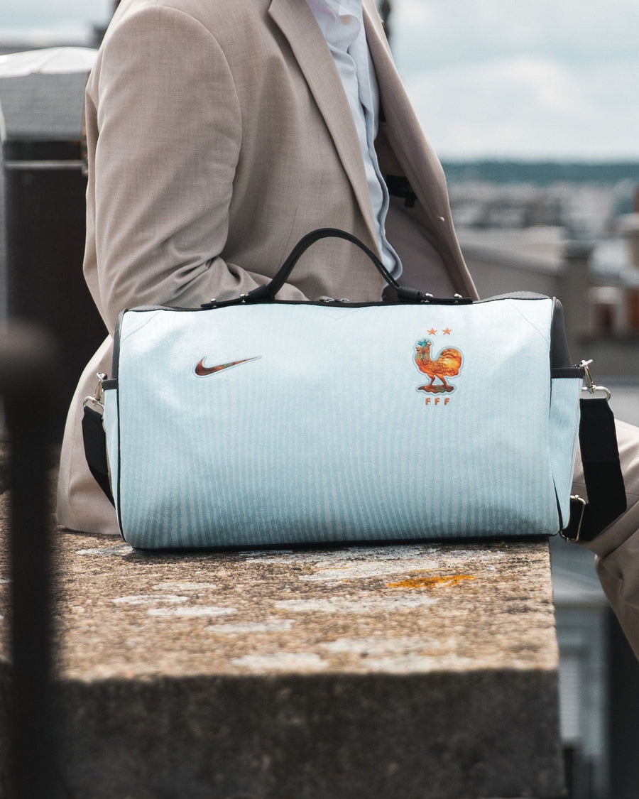 Sac 45 Métamorphose taillé dans un maillot bleu ciel de l'équipe de France, logo Nike et coq
