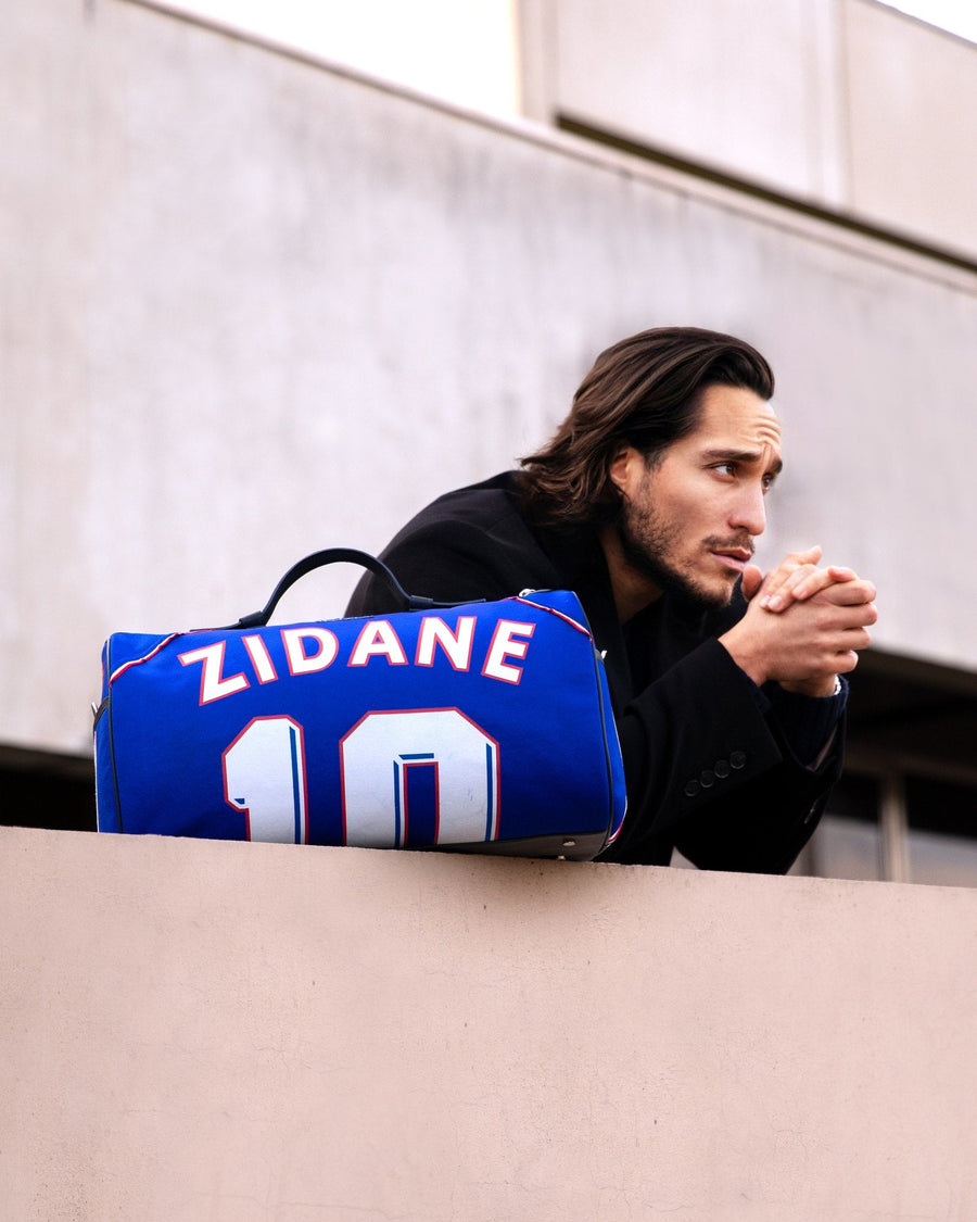 Sac 45 Métamorphose taillé dans un maillot de France au modèle 1998, flocage Zidane 10, posé sur un muret