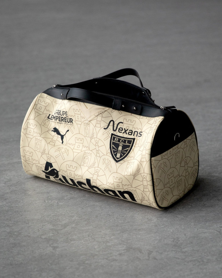 Sac 45 taillé dans un maillot du RC Lens crème et or, posé au sol