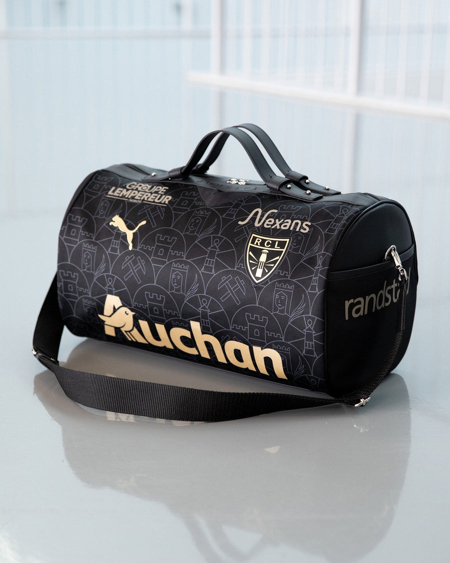 Sac 45 taillé dans le maillot Sainte-Barbe 2024/25 du RC Lens, noir et or, posé au sol