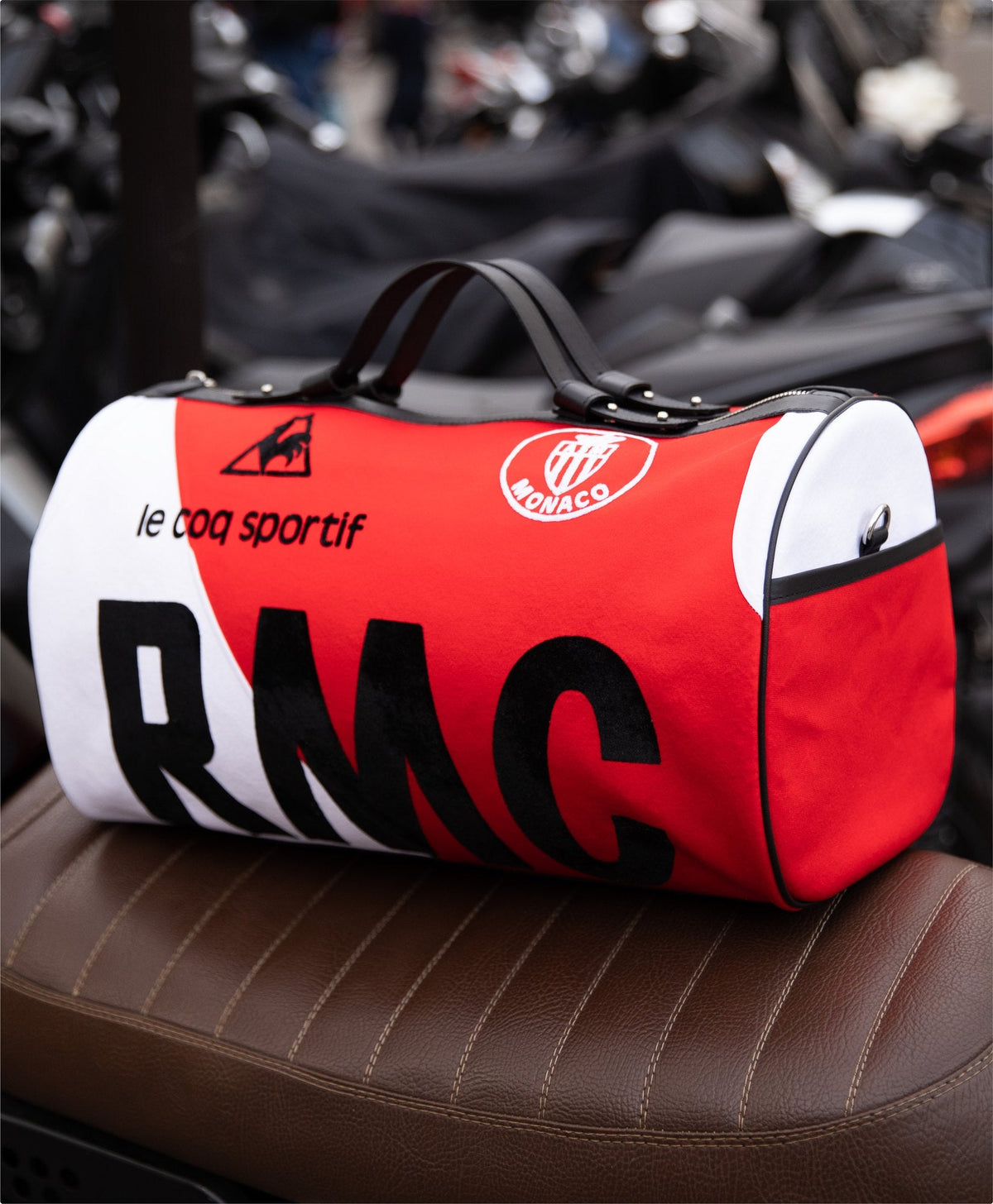 Sac 45 Métamorphose taillé dans un maillot de l'AS Monaco au sponsor RMC, posé sur une moto