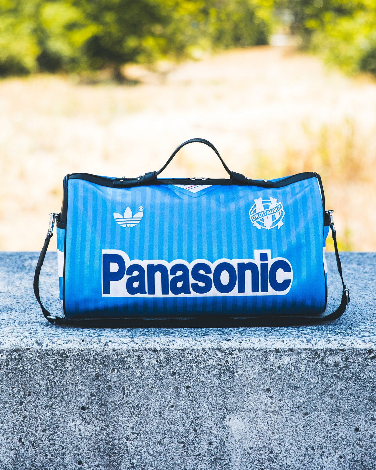 Sac 45 Métamorphose taillé dans un maillot bleu ciel de l'OM, sponsor Panasonic