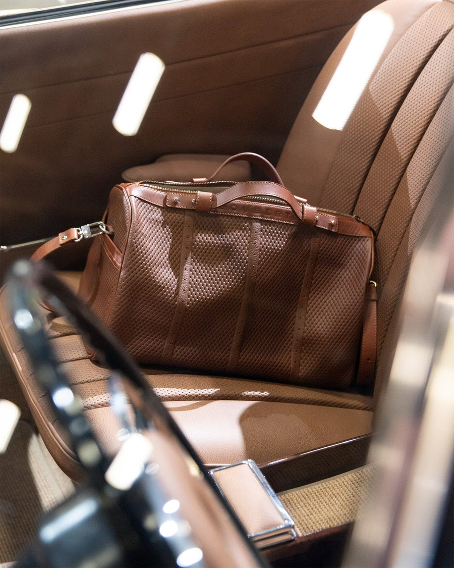 Sac en cuir d'intérieur de Mercedes Pagode, posé sur la banquette de la voiture