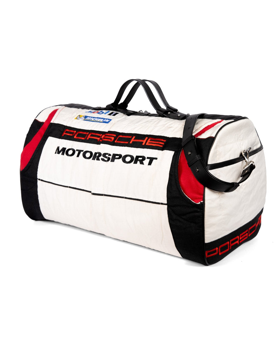 Sac 55 taillé dans une combinaison de course Porsche Motorsport, de trois quarts