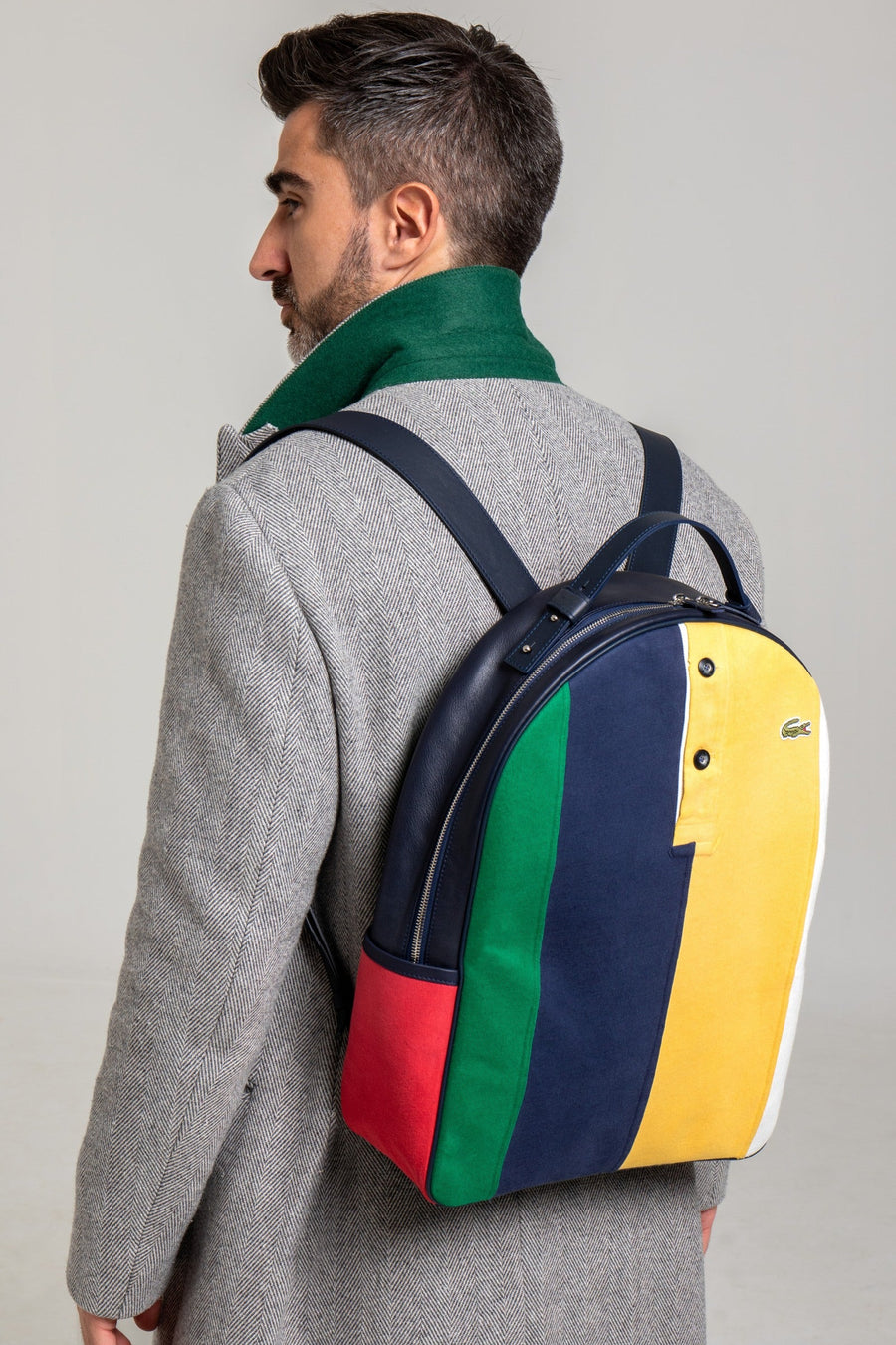 Sac à dos JOUBERT en polos Lacoste à bandes vert, marine, jaune et rouge, porté