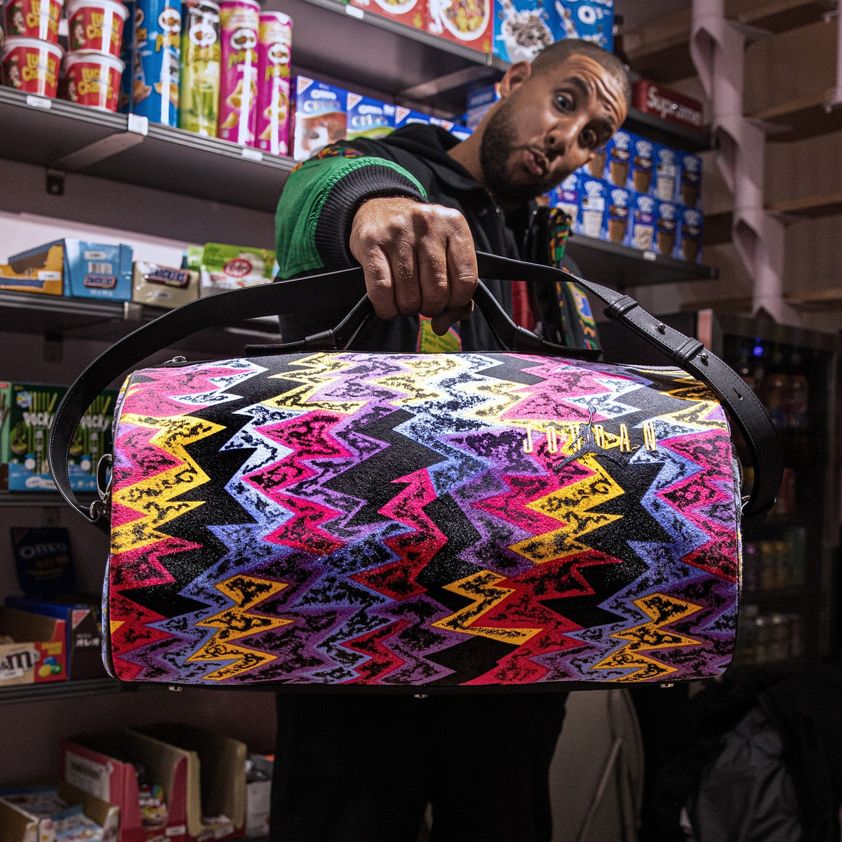 Sac JOUBERT taillé dans un t-shirt Jordan à zigzags multicolores, tenu à bout de bras