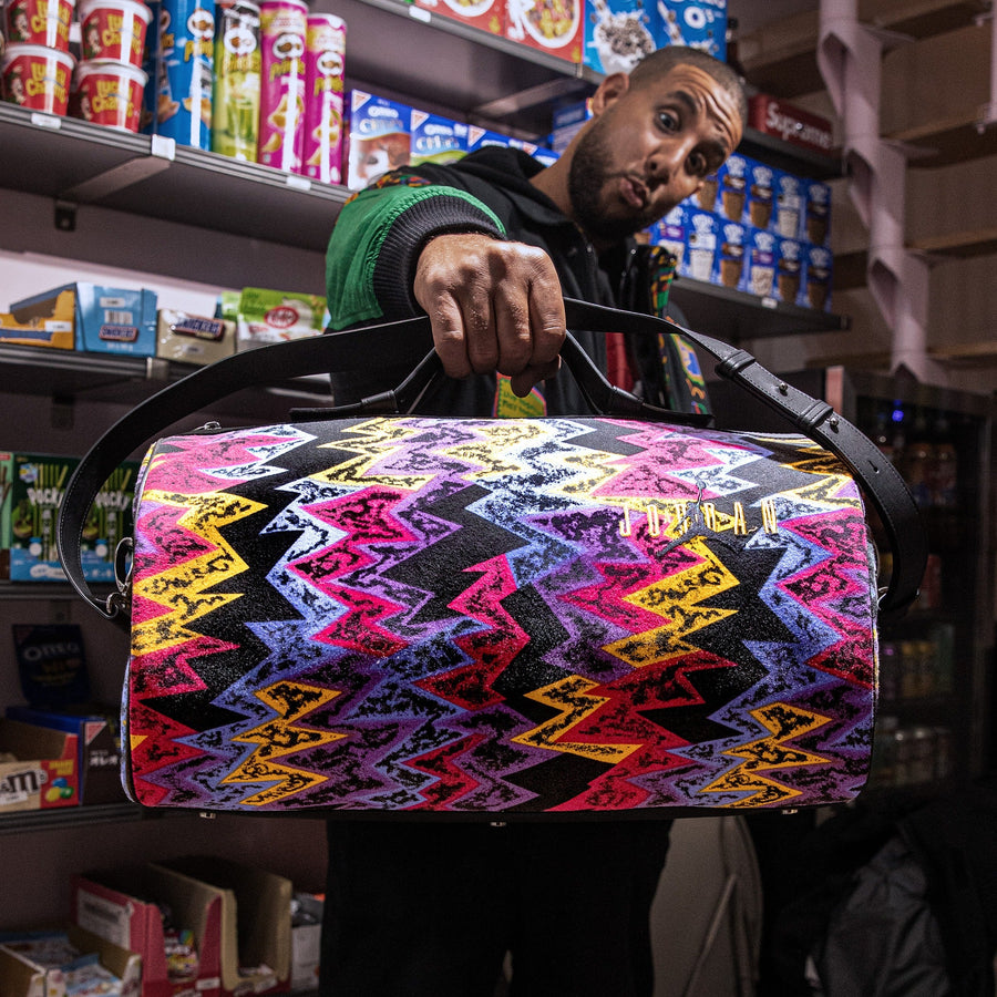 Sac JOUBERT taillé dans un t-shirt Jordan à zigzags multicolores, tenu à bout de bras