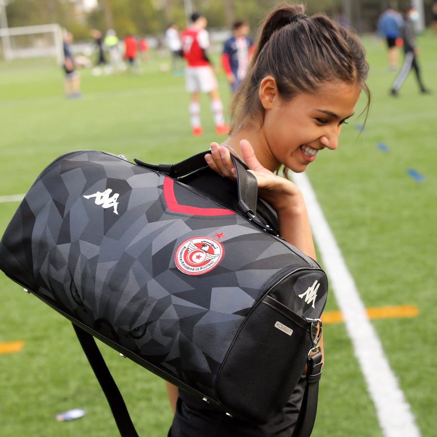 Sac JOUBERT en maillot noir de la Tunisie, Kappa et écusson rouge, porté à l'épaule