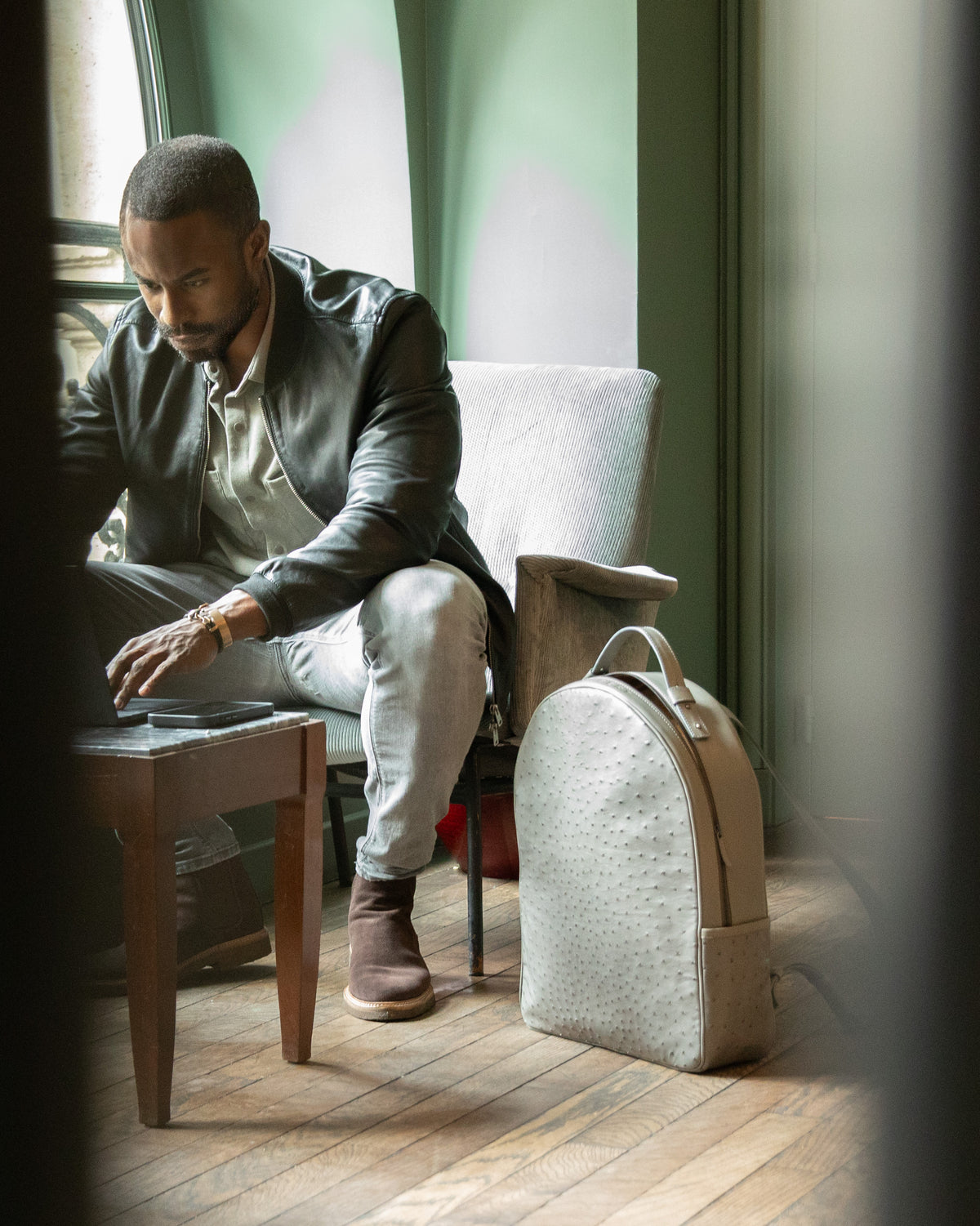 Sac à dos XL en cuir d’autruche, porté