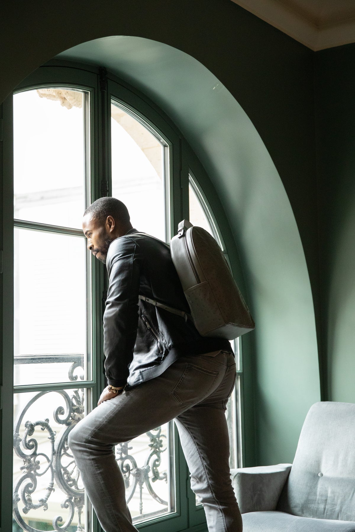 Sac à dos XL en cuir d’autruche, porté de dos