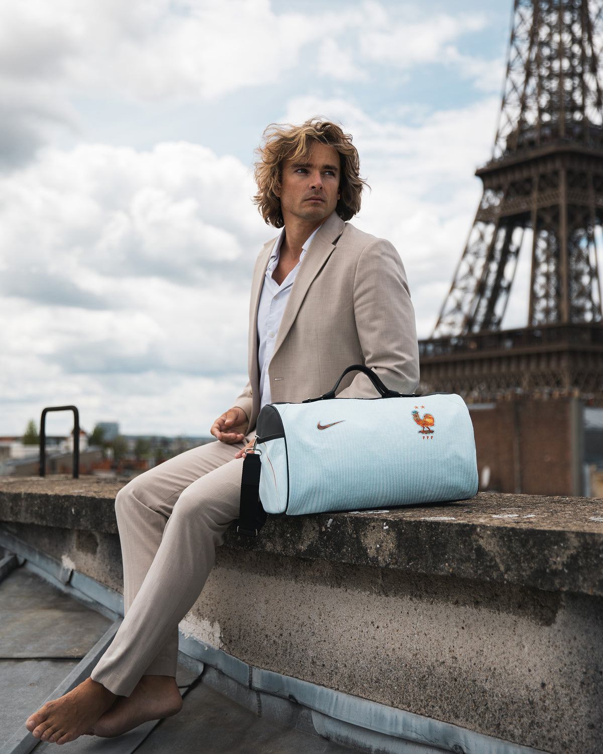 Sac 45 Métamorphose en maillot de l'équipe de France, posé sur un toit de Paris face à la tour Eiffel