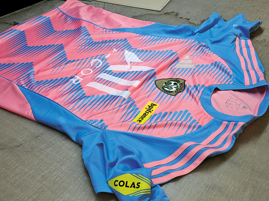 Le maillot reçu, étalé entier sur la table de coupe avant examen