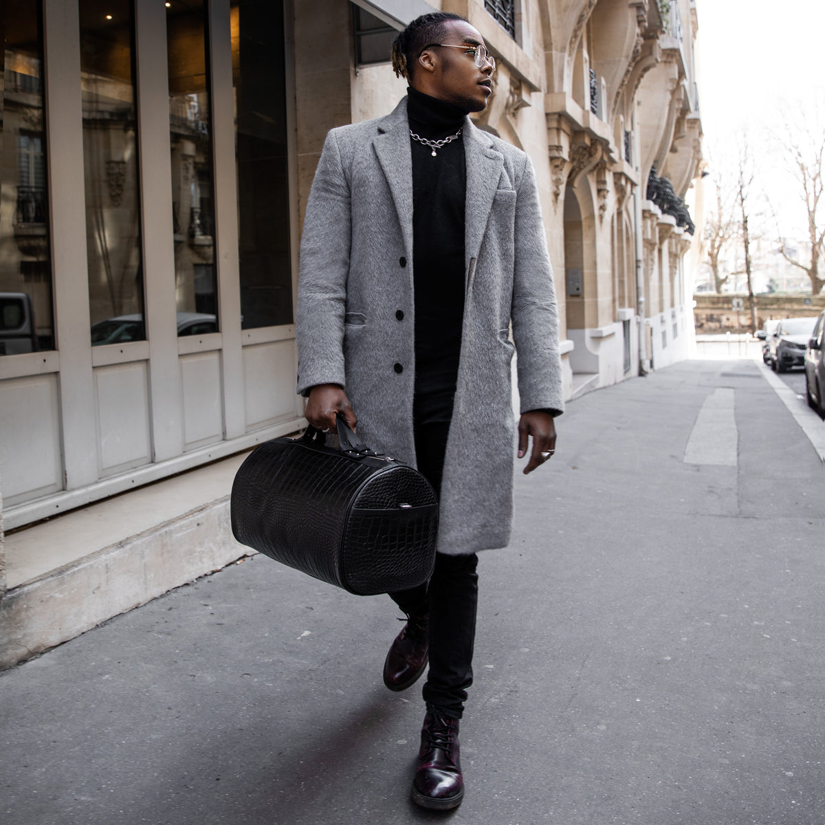 Sac Bandoulière 45 en cuir façon croco, porté