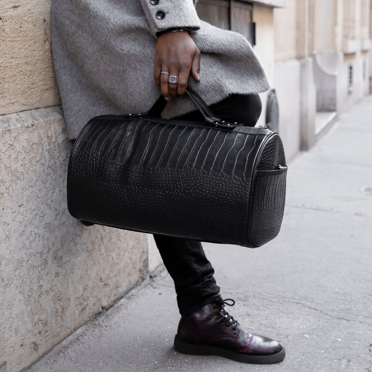 Sac Bandoulière 45 en cuir façon croco, porté épaule