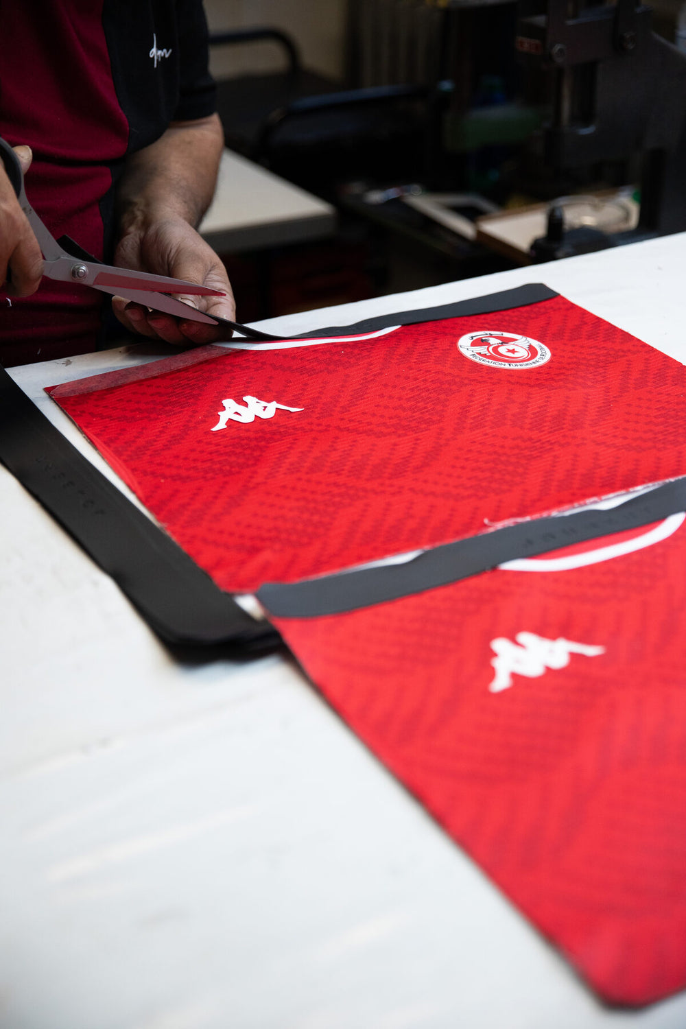 The JOUBERT workshop: shears open a jersey along the cutting line.